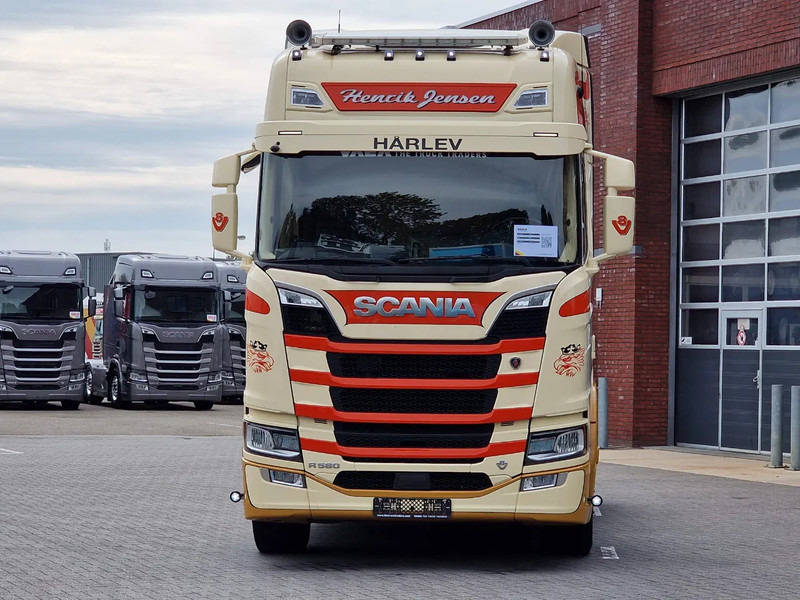 Scania R580 V8 NGS Highline 6x2 - PTO/Hydraulic - 2.95 WB - Retarder - Night clima - Custom interior - Tracteur routier: photos 2 Scania R580 V8 NGS Highline 6x2 - PTO/Hydraulic - 2.95 WB - Retarder - Night clima - Custom interior - Tracteur routier: photos 2
