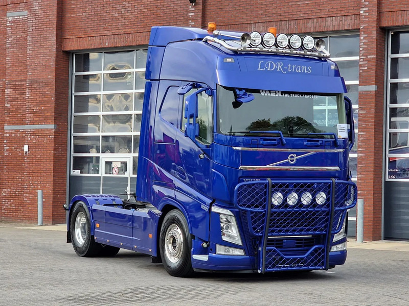 Volvo FH 13.500 Globetrotter 4x2 - Full air - Bull bar - Leather - Fridge - Lightbar - Tracteur routier: photos 1 Volvo FH 13.500 Globetrotter 4x2 - Full air - Bull bar - Leather - Fridge - Lightbar - Tracteur routier: photos 1