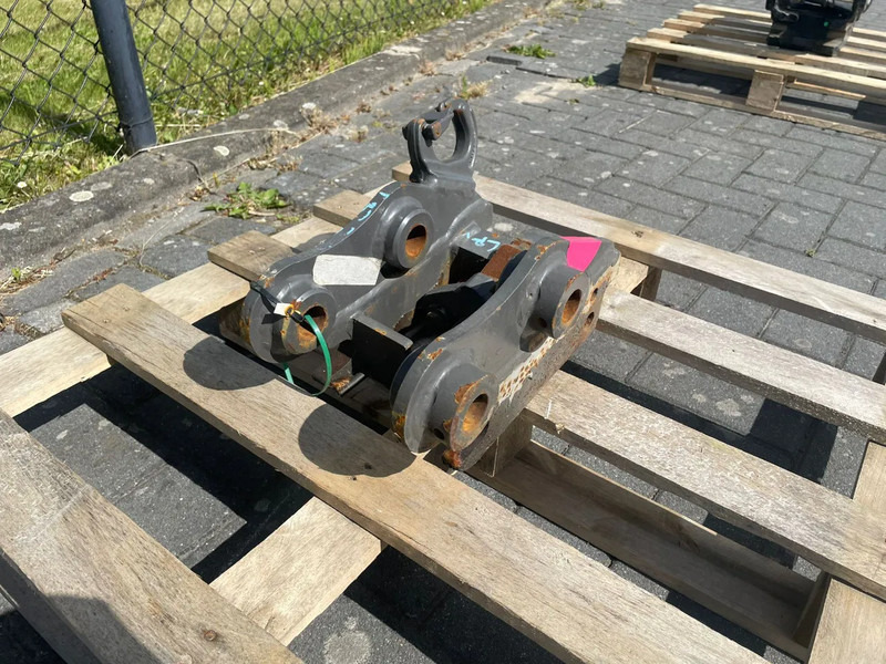SMP S60 | HALF-AUTO QUICK COUPLER | SNELWISSEL | VOLVO EC18 - Cisaille de démolition pour Engins de chantier: photos 3 SMP S60 | HALF-AUTO QUICK COUPLER | SNELWISSEL | VOLVO EC18 - Cisaille de démolition pour Engins de chantier: photos 3