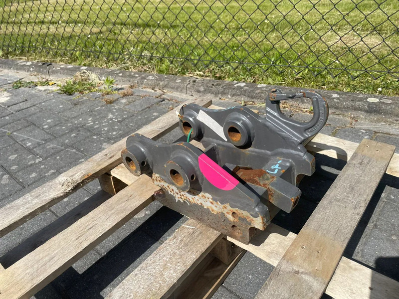 SMP S60 | HALF-AUTO QUICK COUPLER | SNELWISSEL | VOLVO EC18 - Cisaille de démolition pour Engins de chantier: photos 1 SMP S60 | HALF-AUTO QUICK COUPLER | SNELWISSEL | VOLVO EC18 - Cisaille de démolition pour Engins de chantier: photos 1
