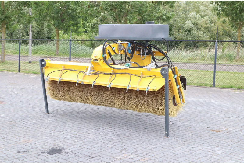 STARK RSW 3000 S | SWEEPER | BRUSH | KEHRMASCHINE | WATER SPRAY - Brosse: photos 1 STARK RSW 3000 S | SWEEPER | BRUSH | KEHRMASCHINE | WATER SPRAY - Brosse: photos 1