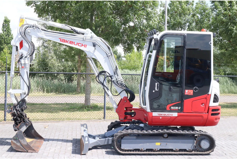 Takeuchi TB235-2 | TREE CUTTER | GRAB | TILT + 5 ATTACHMENTS - Mini pelle: photos 3 Takeuchi TB235-2 | TREE CUTTER | GRAB | TILT + 5 ATTACHMENTS - Mini pelle: photos 3