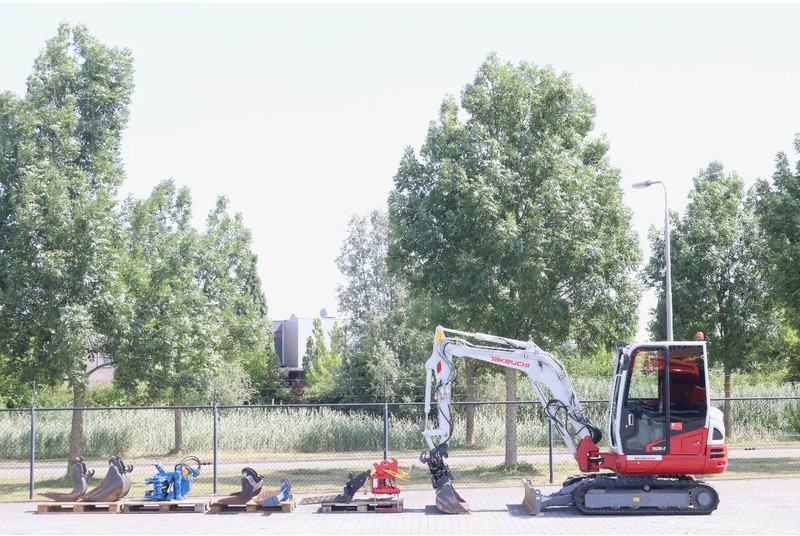 Takeuchi TB235-2 | TREE CUTTER | GRAB | TILT + 5 ATTACHMENTS - Mini pelle: photos 1 Takeuchi TB235-2 | TREE CUTTER | GRAB | TILT + 5 ATTACHMENTS - Mini pelle: photos 1