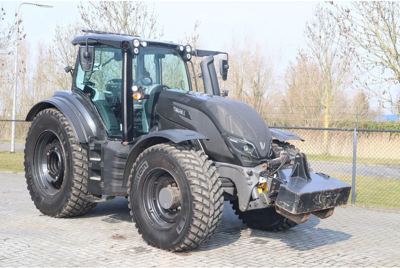 Valtra T234 D UNLIMITED | FRONT PTO | 53 KM/H | FULL OPTION - Tracteur agricole: photos 5 Valtra T234 D UNLIMITED | FRONT PTO | 53 KM/H | FULL OPTION - Tracteur agricole: photos 5