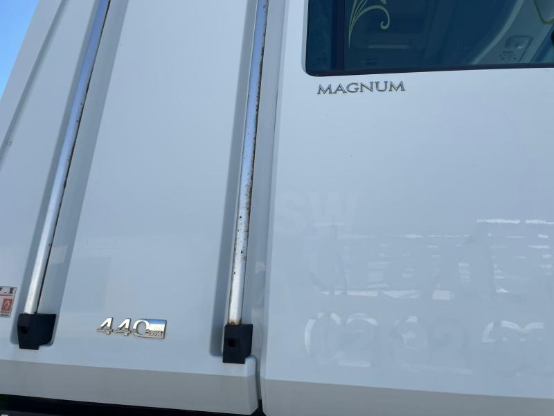 Renault Magnum 440 DXI - Camion plateau: photos 5 Renault Magnum 440 DXI - Camion plateau: photos 5