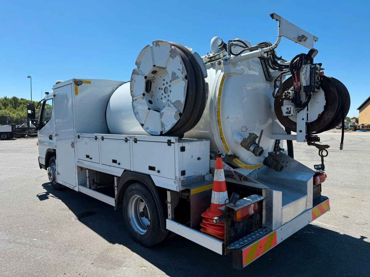 FUSO Canter 9C18 Duonic Rioned 3500 l. Kombi Euro 6 - Camion hydrocureur: photos 4 FUSO Canter 9C18 Duonic Rioned 3500 l. Kombi Euro 6 - Camion hydrocureur: photos 4