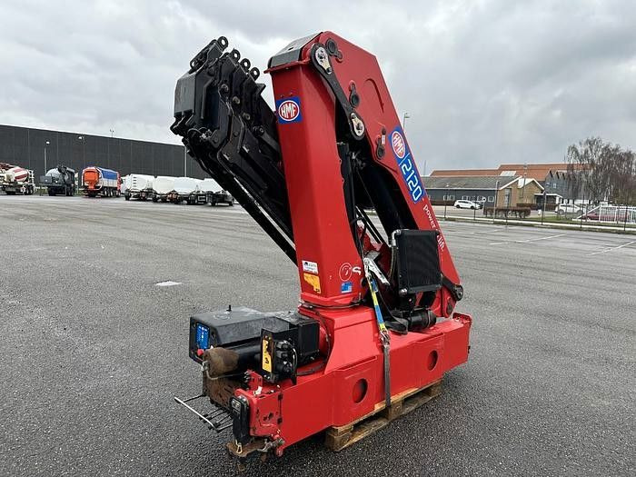 HMF 2120 K5 Radio Remote / Kran / Crane - Grue auxiliaire: photos 2 HMF 2120 K5 Radio Remote / Kran / Crane - Grue auxiliaire: photos 2
