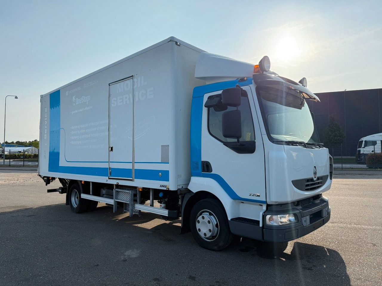 Renault Midlum 220 DXI 4x2 6.0 Box / Koffer - Camion fourgon: photos 2 Renault Midlum 220 DXI 4x2 6.0 Box / Koffer - Camion fourgon: photos 2