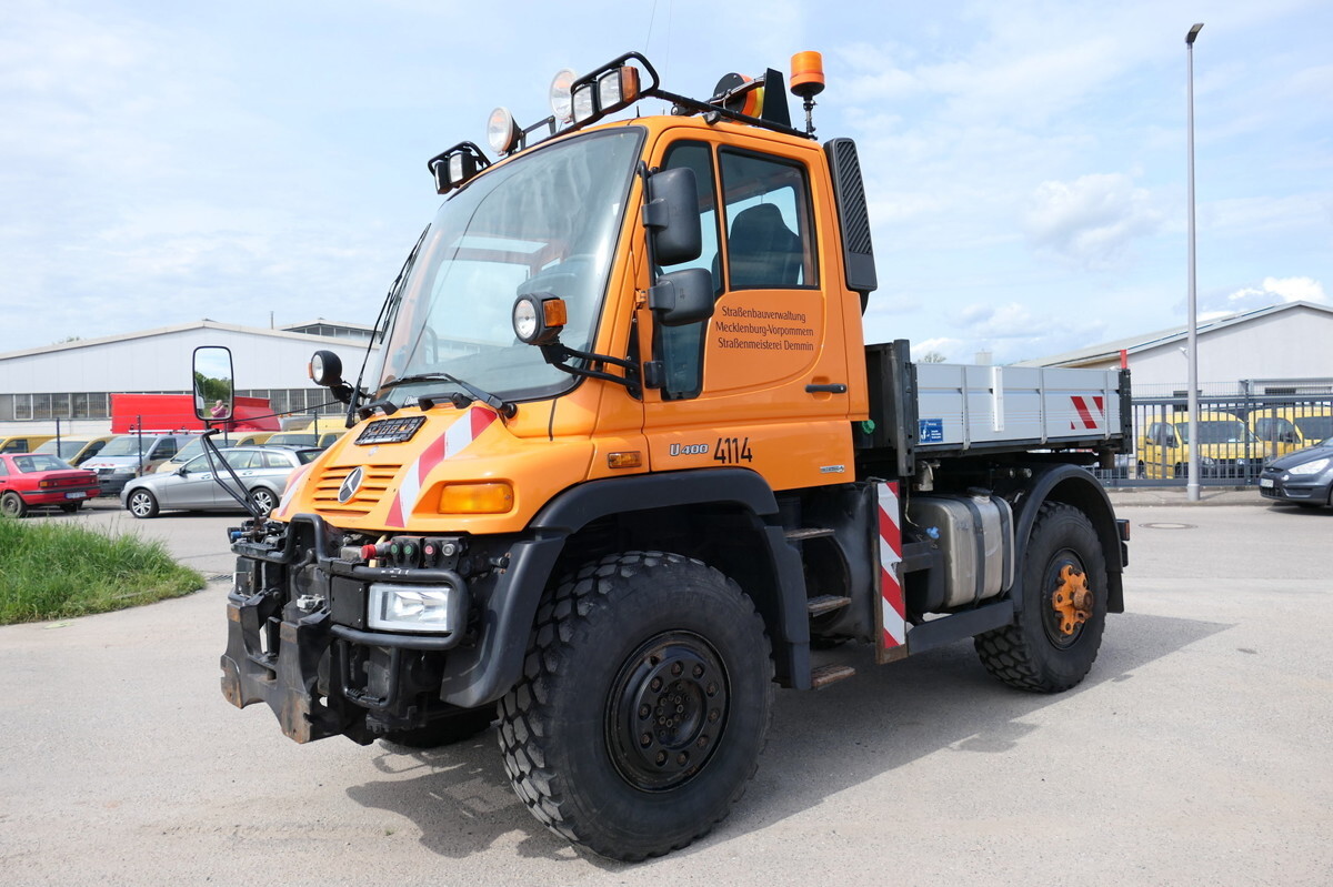 UNIMOG U400 405/12 AHK KLIMA ZAPFWELLE vorn SFZ KOMMUN - Camion plateau, Véhicule de voirie/ Spécial: photos 1 UNIMOG U400 405/12 AHK KLIMA ZAPFWELLE vorn SFZ KOMMUN - Camion plateau, Véhicule de voirie/ Spécial: photos 1
