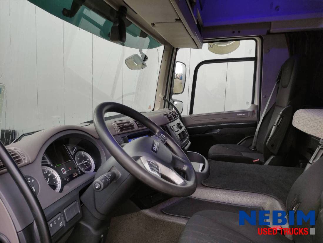 DAF CF 370 6x2 ADR/VLG - AT - 20" Twist locks - Camion porte-conteneur/ Caisse mobile: photos 5 DAF CF 370 6x2 ADR/VLG - AT - 20" Twist locks - Camion porte-conteneur/ Caisse mobile: photos 5