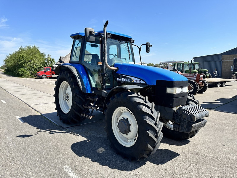 New Holland 8260 - Tracteur agricole: photos 4 New Holland 8260 - Tracteur agricole: photos 4