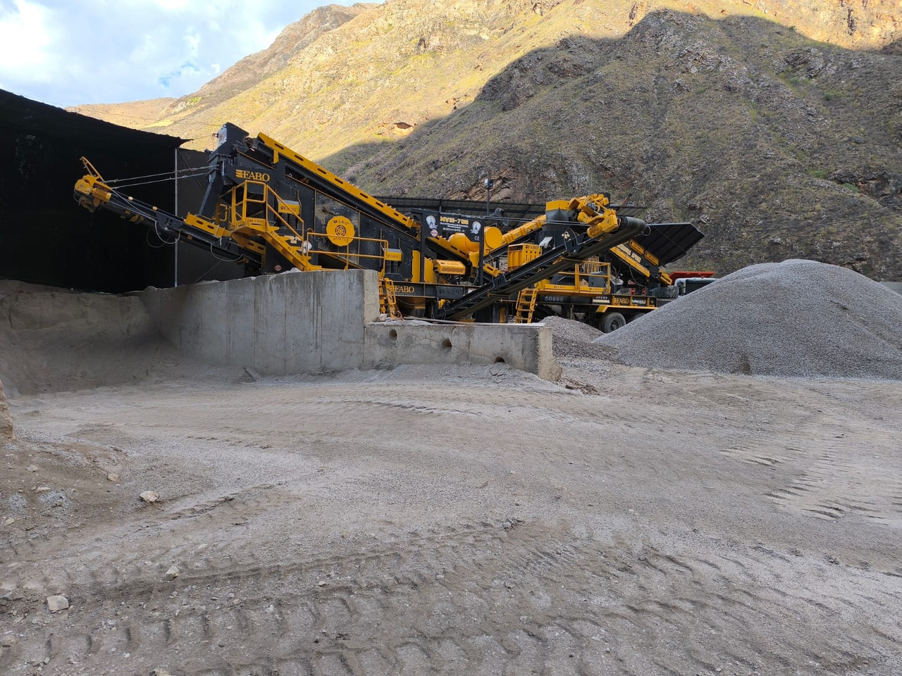 FABO MOBILE CRUSHING PLANT - Machine d'exploitation minière: photos 1 FABO MOBILE CRUSHING PLANT - Machine d'exploitation minière: photos 1