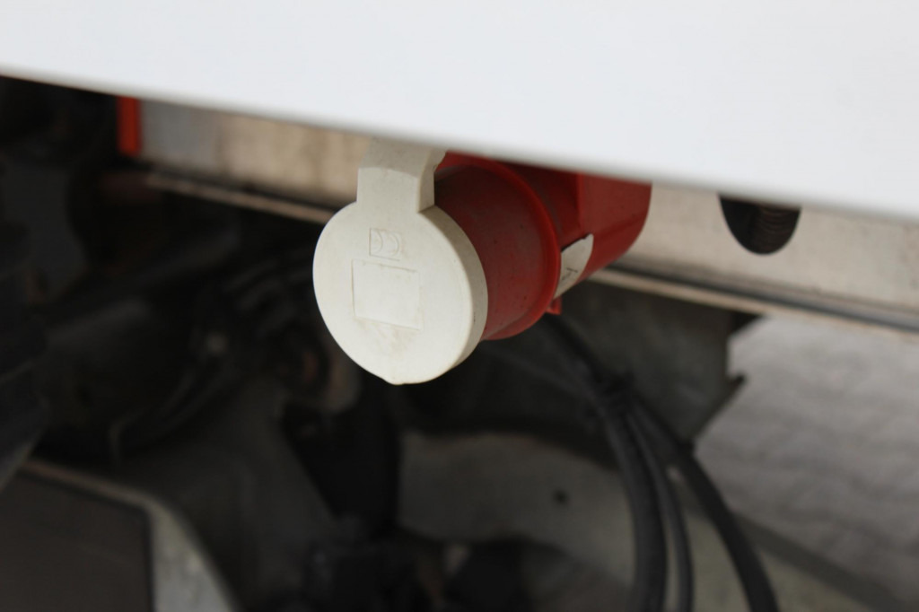 Renault D 12 Carrier Supra 550 Strom Tür LBW FRC 2027 - Camion frigorifique: photos 4 Renault D 12 Carrier Supra 550 Strom Tür LBW FRC 2027 - Camion frigorifique: photos 4