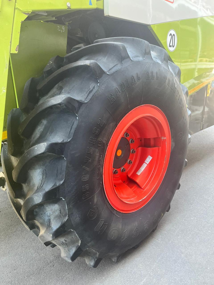 CLAAS Lexion verstärkte Felgen mit 650/75 R32 - Moissonneuse-batteuse: photos 3 CLAAS Lexion verstärkte Felgen mit 650/75 R32 - Moissonneuse-batteuse: photos 3