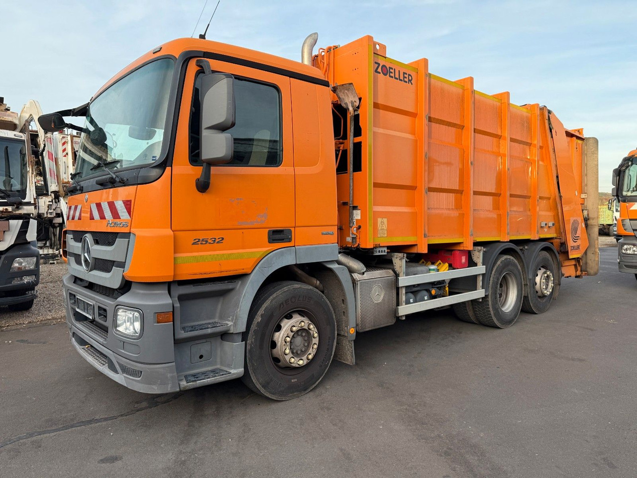 Mercedes-Benz Actros 2532 6x2 Zoeller Medium XL 21 - Benne à ordures ménagères: photos 1 Mercedes-Benz Actros 2532 6x2 Zoeller Medium XL 21 - Benne à ordures ménagères: photos 1