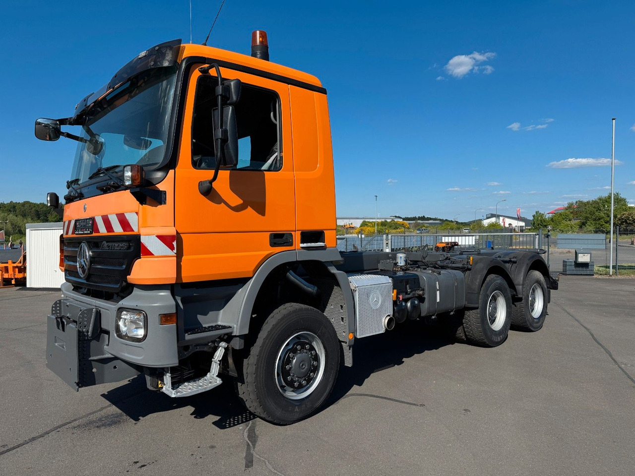 Mercedes-Benz Actros 3341 6x6 Kipperfahrgestell mit Zylinder - Châssis cabine: photos 1 Mercedes-Benz Actros 3341 6x6 Kipperfahrgestell mit Zylinder - Châssis cabine: photos 1