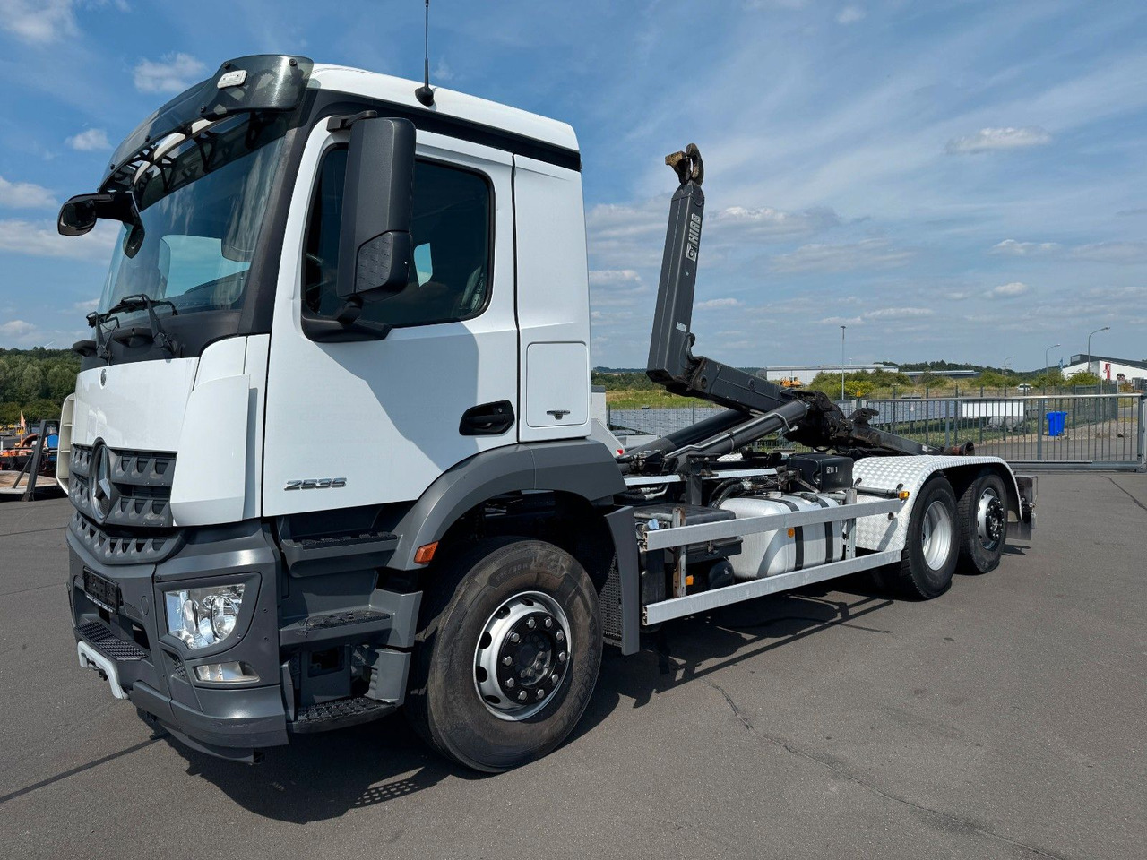 Mercedes-Benz Arocs 2535 6x2 Hiab XR 21S59 + Kranhydraulik - Camion ampliroll: photos 4 Mercedes-Benz Arocs 2535 6x2 Hiab XR 21S59 + Kranhydraulik - Camion ampliroll: photos 4