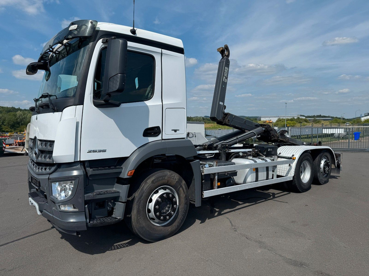 Mercedes-Benz Arocs 2535 6x2 Hiab XR 21S59 + Kranhydraulik - Camion ampliroll: photos 5 Mercedes-Benz Arocs 2535 6x2 Hiab XR 21S59 + Kranhydraulik - Camion ampliroll: photos 5