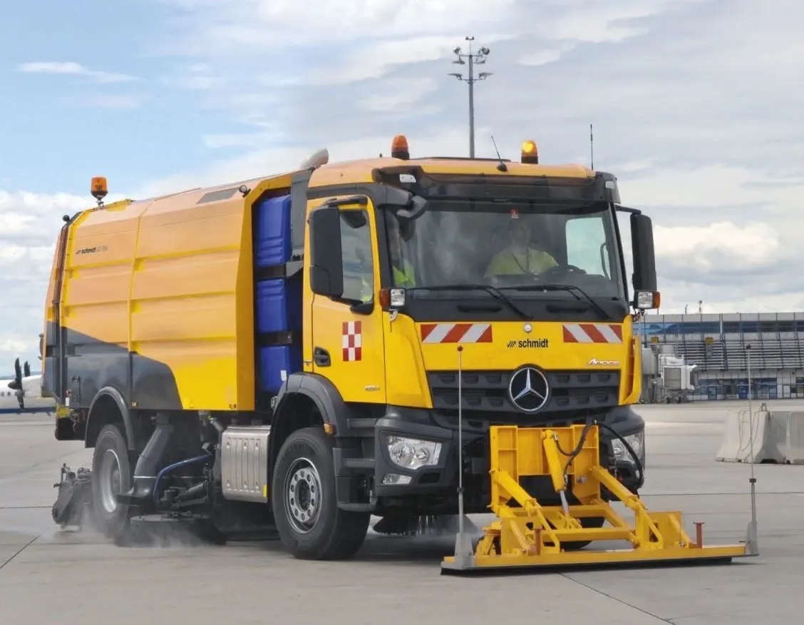 Runway Sweeper Schmidt AS990 - Balayeuse de voirie: photos 5 Runway Sweeper Schmidt AS990 - Balayeuse de voirie: photos 5