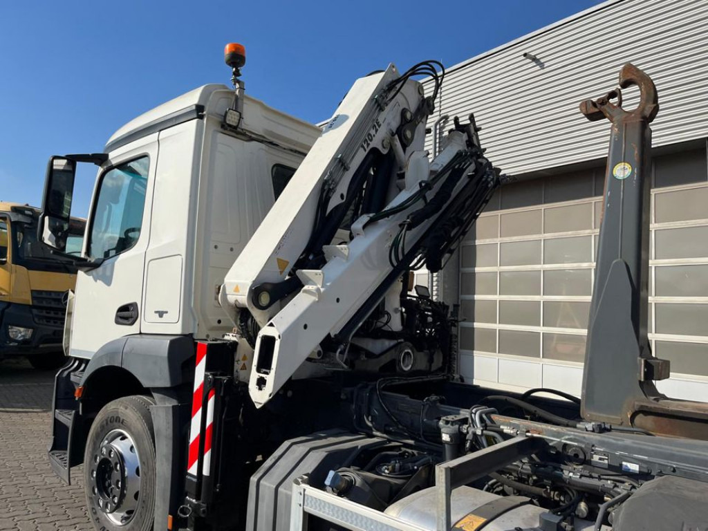 MERCEDES-BENZ Antos 2543 L 6x2 Abrollkipper mit Kran Funk+Greiferst. - Camion ampliroll, Camion grue: photos 4 MERCEDES-BENZ Antos 2543 L 6x2 Abrollkipper mit Kran Funk+Greiferst. - Camion ampliroll, Camion grue: photos 4