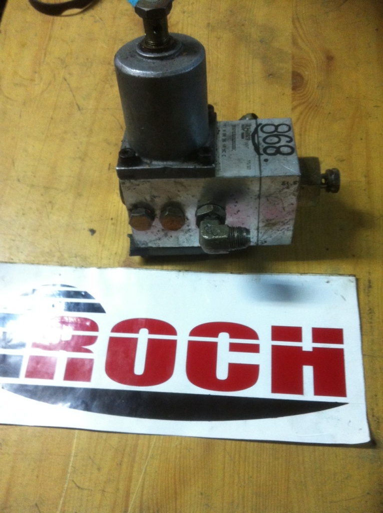 OIL CONTROL 05970200020000C VINBR39 14 NC C - Valve hydraulique pour Engins de chantier: photos 1 OIL CONTROL 05970200020000C VINBR39 14 NC C - Valve hydraulique pour Engins de chantier: photos 1