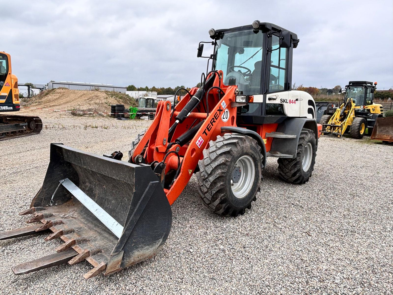 TEREX TL 100 - Chargeuse sur pneus: photos 1 TEREX TL 100 - Chargeuse sur pneus: photos 1