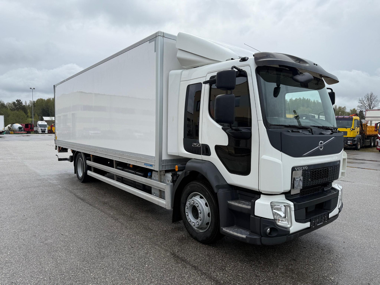 VOLVO FL250 - Camion fourgon: photos 1 VOLVO FL250 - Camion fourgon: photos 1