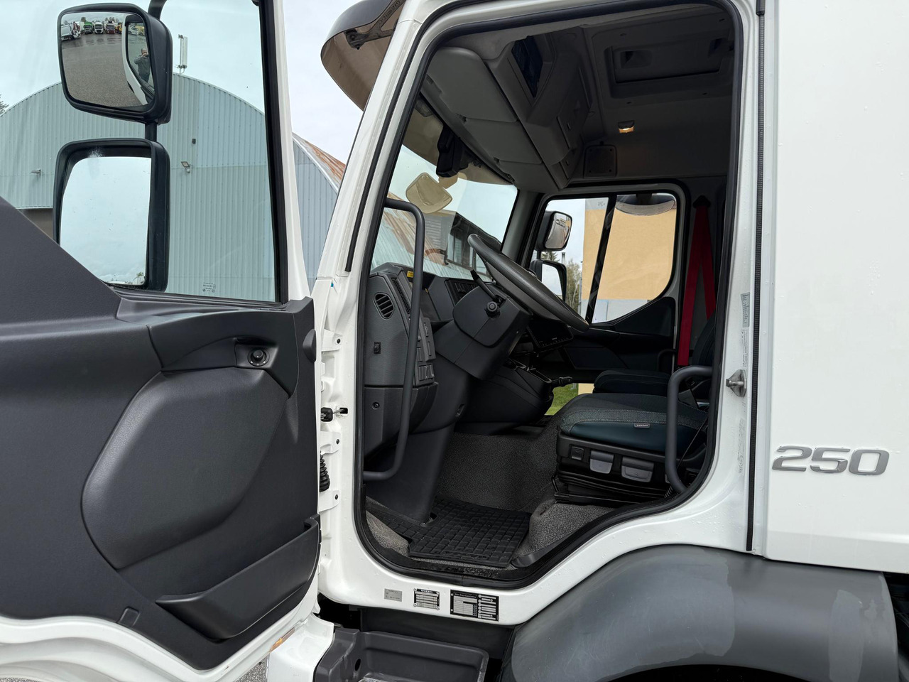 VOLVO FL250 - Camion fourgon: photos 4 VOLVO FL250 - Camion fourgon: photos 4
