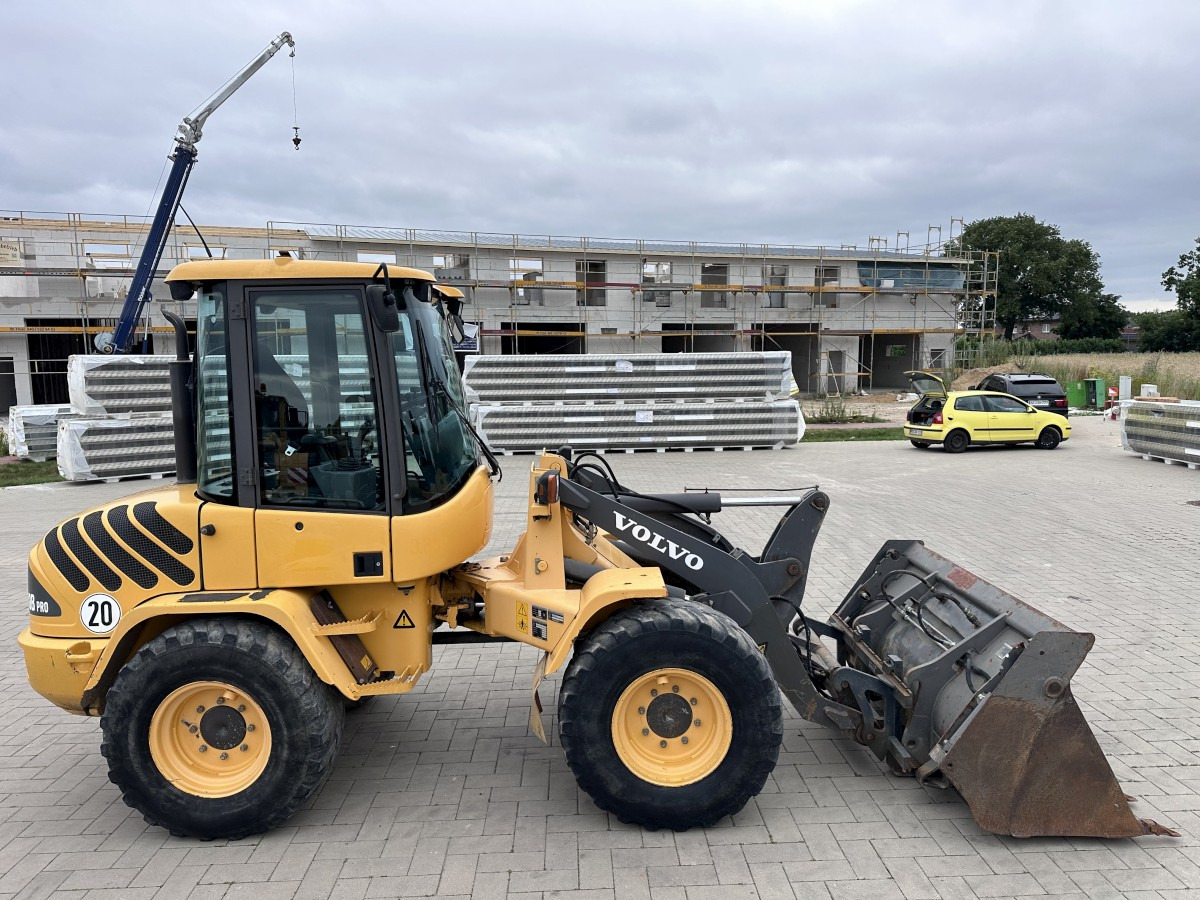 VOLVO L 30 B PRO 3er Kreis Klappschaufel+Palettengabel - Chargeuse sur pneus: photos 2 VOLVO L 30 B PRO 3er Kreis Klappschaufel+Palettengabel - Chargeuse sur pneus: photos 2