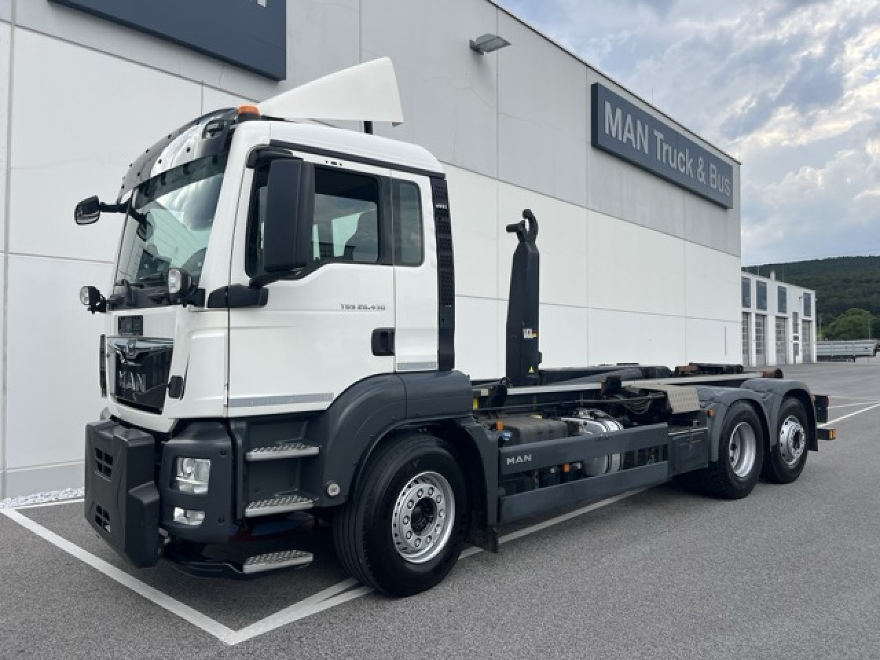 MAN TGS 26.430 6x2-4 BL Abroller VDL, Schneepflugpatte - Camion ampliroll: photos 1 MAN TGS 26.430 6x2-4 BL Abroller VDL, Schneepflugpatte - Camion ampliroll: photos 1