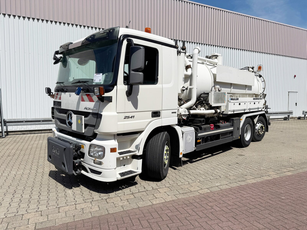 Mercedes-Benz Actros 2541 L 6x2 Actros 2541 L 6x2, Müller Saug-/Spülwagen ca. 12m³, Widi-Platte, Lift-/Lenkachse - Camion: photos 1 Mercedes-Benz Actros 2541 L 6x2 Actros 2541 L 6x2, Müller Saug-/Spülwagen ca. 12m³, Widi-Platte, Lift-/Lenkachse - Camion: photos 1