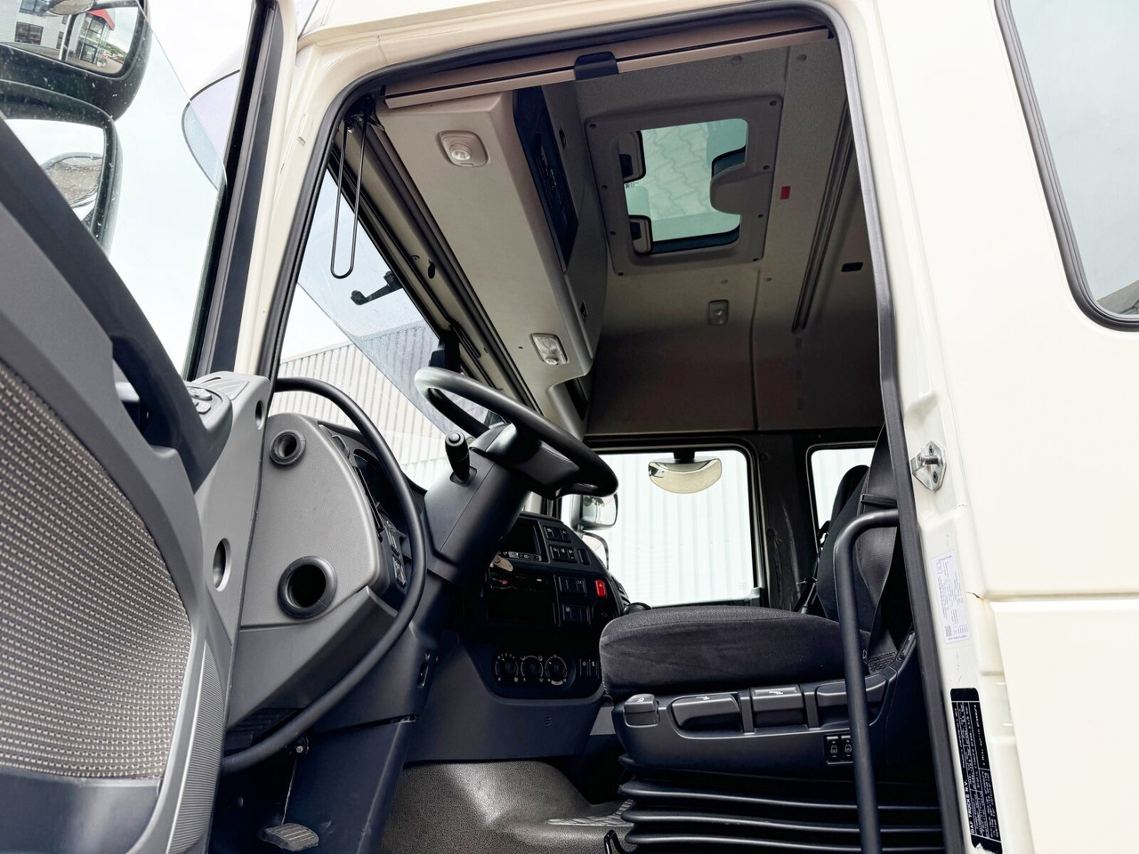 DAF XF 410 FA 4x2 XF 410 FA 4x2, Fahrschule, 2x AHK, 6 Sitze - Camion plateau: photos 2 DAF XF 410 FA 4x2 XF 410 FA 4x2, Fahrschule, 2x AHK, 6 Sitze - Camion plateau: photos 2