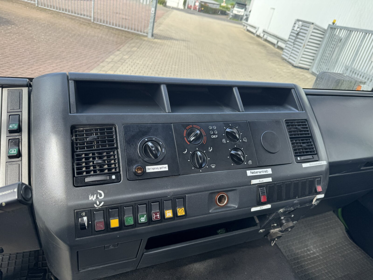 MAN LE 8.150 4x2 BB LE 8.150 4x2 BB, City-Abroller, Winterdienstausstattung - Camion ampliroll: photos 4 MAN LE 8.150 4x2 BB LE 8.150 4x2 BB, City-Abroller, Winterdienstausstattung - Camion ampliroll: photos 4