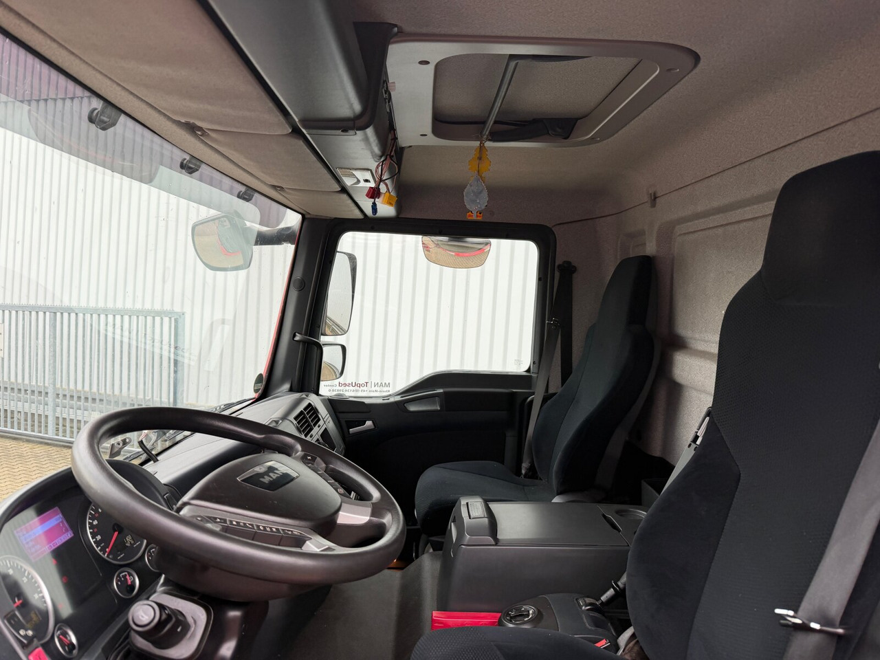 MAN TGM 22.290 6x2-4 LL TGM 22.290 6x2-4 LL, EEV, Lenkachse, 2x AHK, Getränkekoffer, LBW MBB - Camion fourgon: photos 5 MAN TGM 22.290 6x2-4 LL TGM 22.290 6x2-4 LL, EEV, Lenkachse, 2x AHK, Getränkekoffer, LBW MBB - Camion fourgon: photos 5