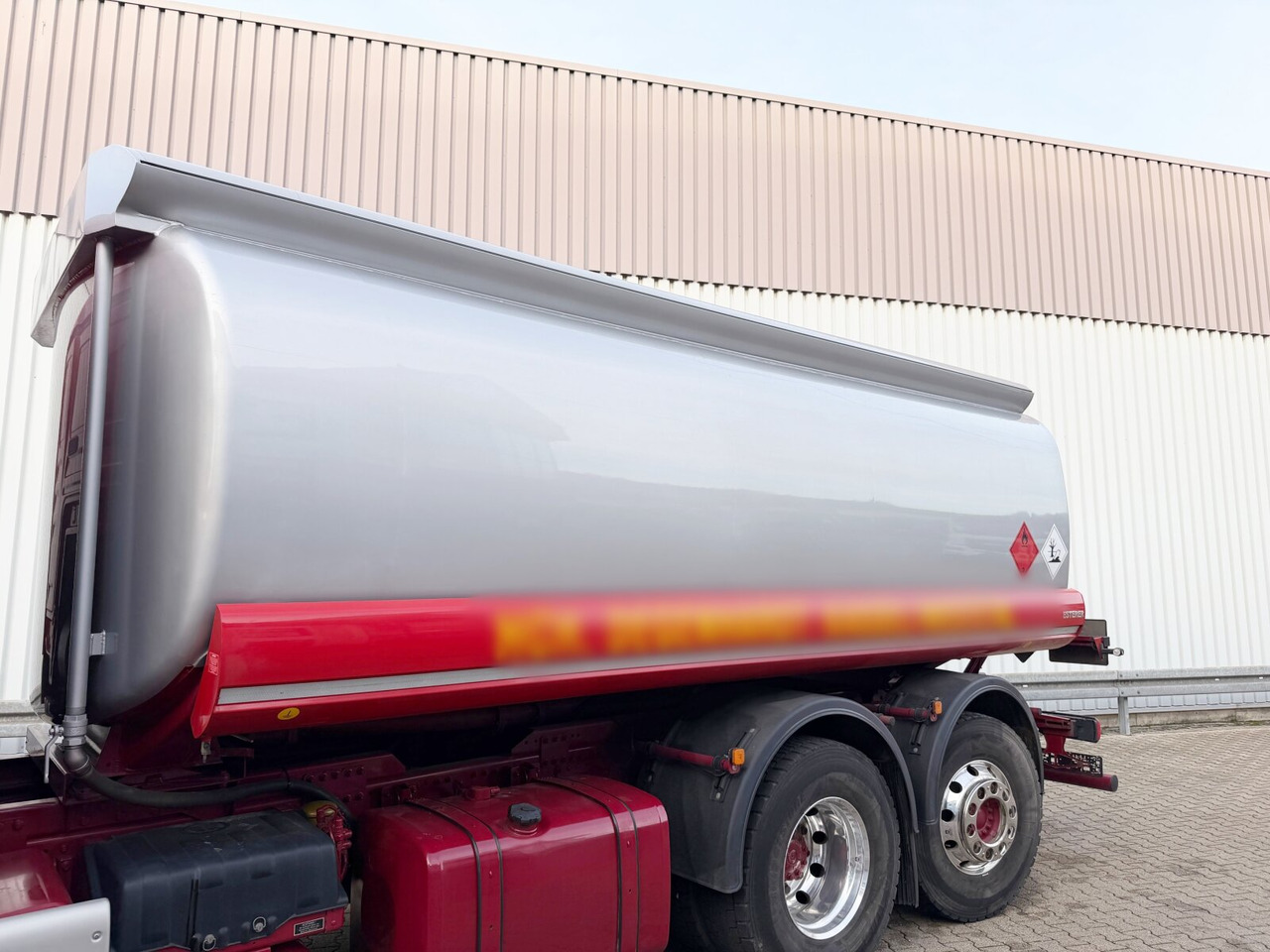 MAN TGS 26.400 6x2-4 LL TGS 26.400 6x2-4 LL, Lenk-/Lift, Navi, ADR, Esterer Tank ca. 19270l, 2 Kammern, Funk - Camion citerne: photos 3 MAN TGS 26.400 6x2-4 LL TGS 26.400 6x2-4 LL, Lenk-/Lift, Navi, ADR, Esterer Tank ca. 19270l, 2 Kammern, Funk - Camion citerne: photos 3