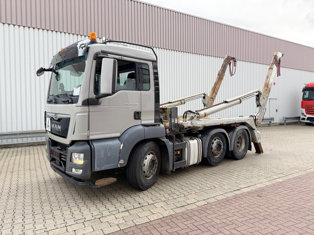 MAN TGS 26.420 6X2/4 BL TGS 26.420 6X2/4 BL, Intarder, Vorlauflenk-/lift, Tele-Absetzer, Funk - Camion multibenne: photos 1 MAN TGS 26.420 6X2/4 BL TGS 26.420 6X2/4 BL, Intarder, Vorlauflenk-/lift, Tele-Absetzer, Funk - Camion multibenne: photos 1
