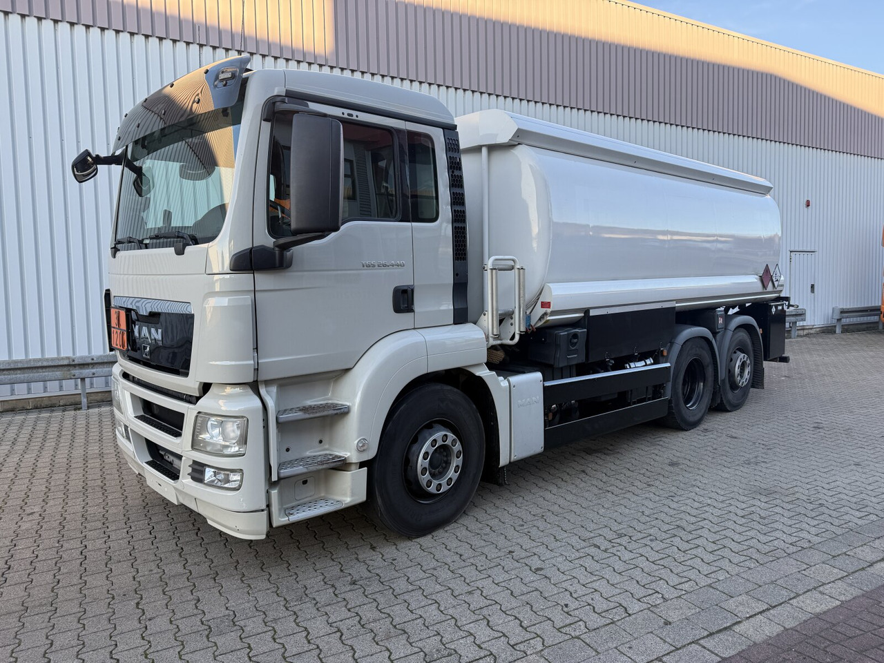 MAN TGS 26.440 6x2-4 BL TGS 26.440 6x2-4 BL, Lenk-/Liftachse, ADR, Esterer Tank ca. 20.340l, 3 Kammern - Camion citerne: photos 1 MAN TGS 26.440 6x2-4 BL TGS 26.440 6x2-4 BL, Lenk-/Liftachse, ADR, Esterer Tank ca. 20.340l, 3 Kammern - Camion citerne: photos 1