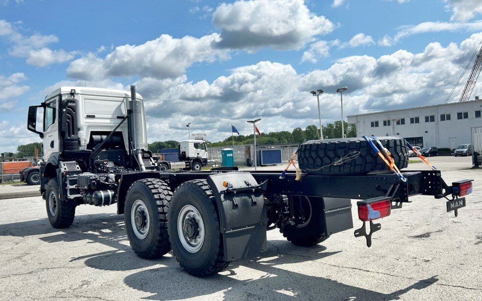 MAN TGS 33.440 6x6 BB CH TGS 33.440 6x6 BB CH, Euro2, Einzelbereifung, 4x vorhanden! - Châssis cabine: photos 3 MAN TGS 33.440 6x6 BB CH TGS 33.440 6x6 BB CH, Euro2, Einzelbereifung, 4x vorhanden! - Châssis cabine: photos 3