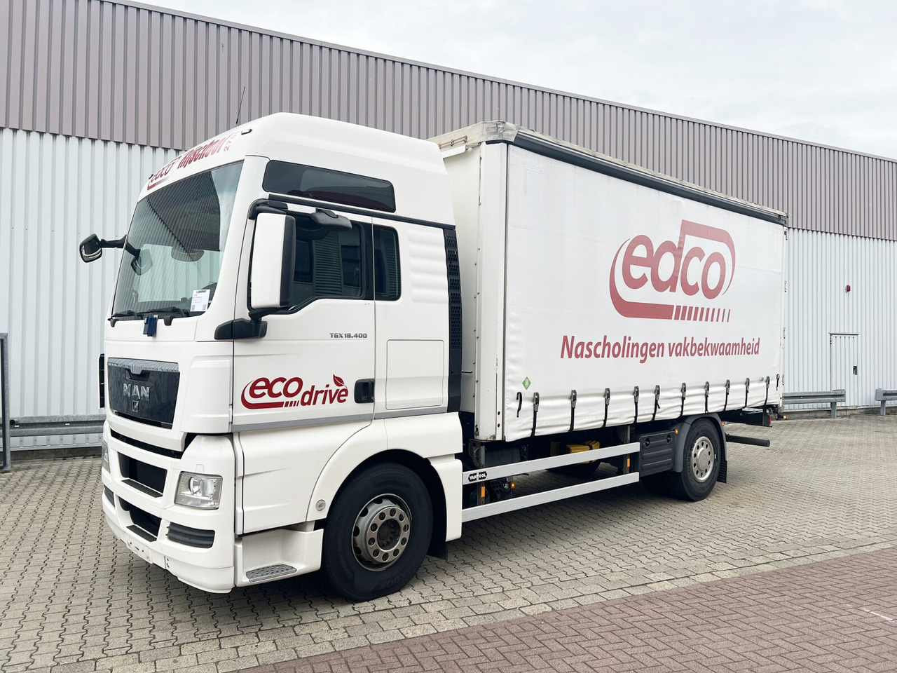 MAN TGX 18.400 4X2 BL TGX 18.400 4X2 BL, Fahrschule, 2x AHK, 6 Sitzer - Camion plateau: photos 1 MAN TGX 18.400 4X2 BL TGX 18.400 4X2 BL, Fahrschule, 2x AHK, 6 Sitzer - Camion plateau: photos 1