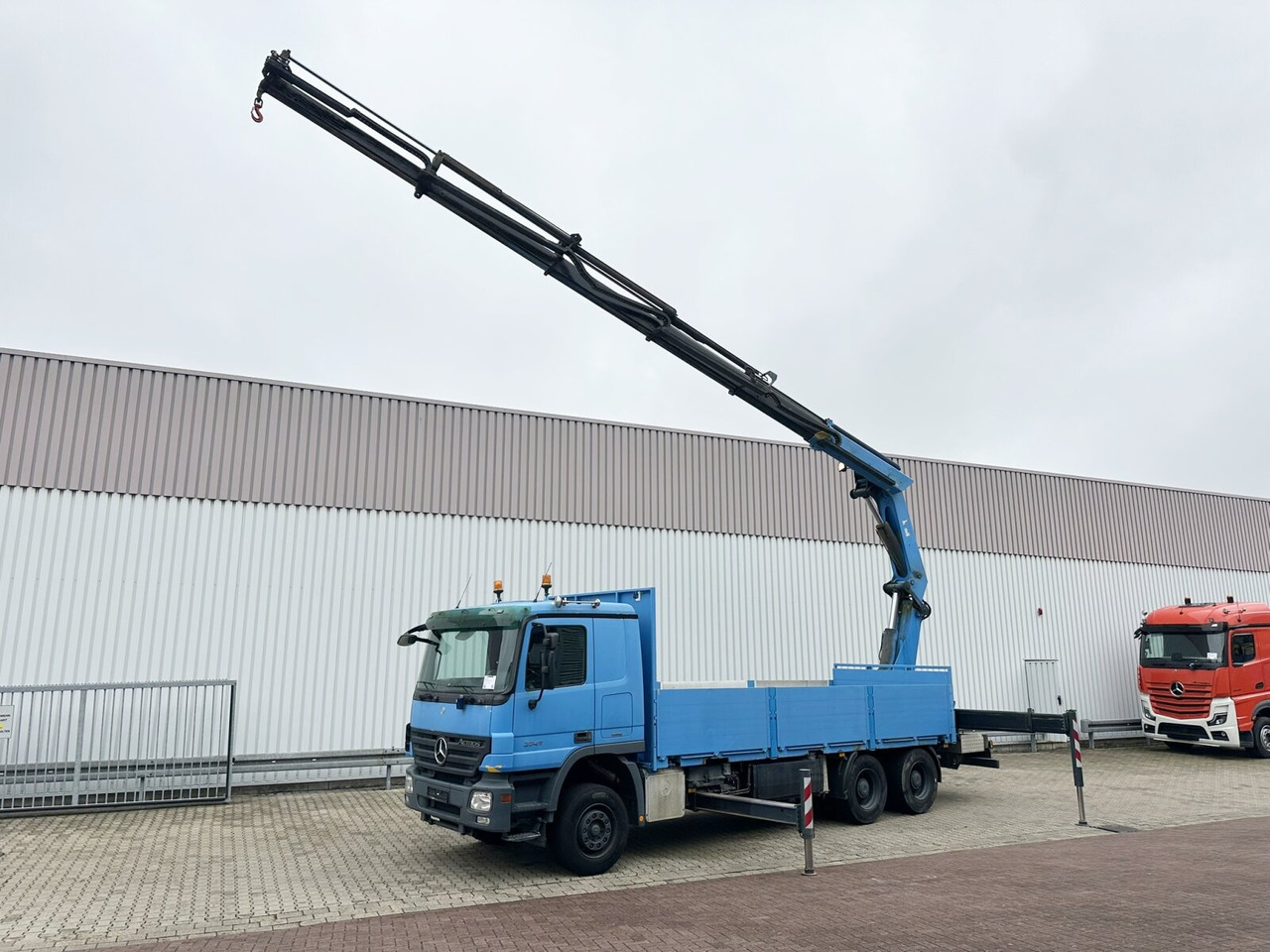 Mercedes-Benz Actros 2741 L 6x4 Actros 2741 L 6x4, Twist-Lock ausz. auf 3m, Heckkran Palfinger PK 42502-D, Funk - Camion plateau, Camion grue: photos 1 Mercedes-Benz Actros 2741 L 6x4 Actros 2741 L 6x4, Twist-Lock ausz. auf 3m, Heckkran Palfinger PK 42502-D, Funk - Camion plateau, Camion grue: photos 1