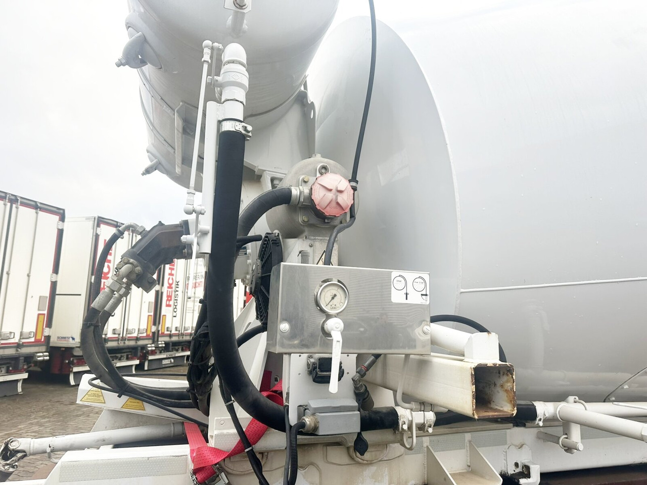 Mercedes-Benz Arocs 3240 8x4 Arocs 3240 8x4,Betonmischer Liebherr HTM 904F 9m³ , Wechselsystem - Camion malaxeur: photos 2 Mercedes-Benz Arocs 3240 8x4 Arocs 3240 8x4,Betonmischer Liebherr HTM 904F 9m³ , Wechselsystem - Camion malaxeur: photos 2