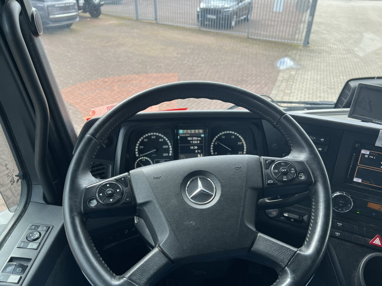 Photo d'intérieur 1: Camion ampliroll Mercedes-Benz Arocs 3253 K 8x4/4 Arocs 3253 K 8x4/4, Retarder