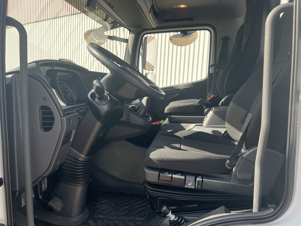 Mercedes-Benz Atego 818 K 4x2 Atego 818 K 4x2, 2x AHK, Meiller-Kipper, mehrfach Vorhanden! - Camion benne: photos 4 Mercedes-Benz Atego 818 K 4x2 Atego 818 K 4x2, 2x AHK, Meiller-Kipper, mehrfach Vorhanden! - Camion benne: photos 4