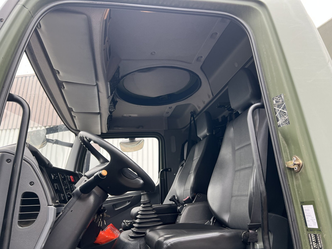 Photo d'intérieur 2: Camion plateau Mercedes-Benz Axor 1829 A 4x4 Axor 1829 A 4x4, Ex-