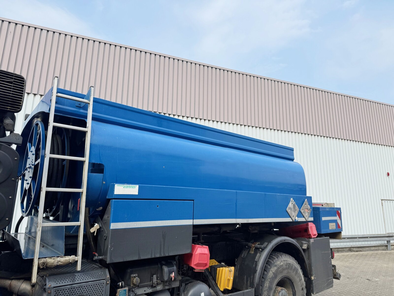 Mercedes-Benz Axor 1829 A 4x4 Axor 1829 A 4x4, Willig Tank ca. 8500l, 2 Kammern - Camion citerne: photos 4 Mercedes-Benz Axor 1829 A 4x4 Axor 1829 A 4x4, Willig Tank ca. 8500l, 2 Kammern - Camion citerne: photos 4