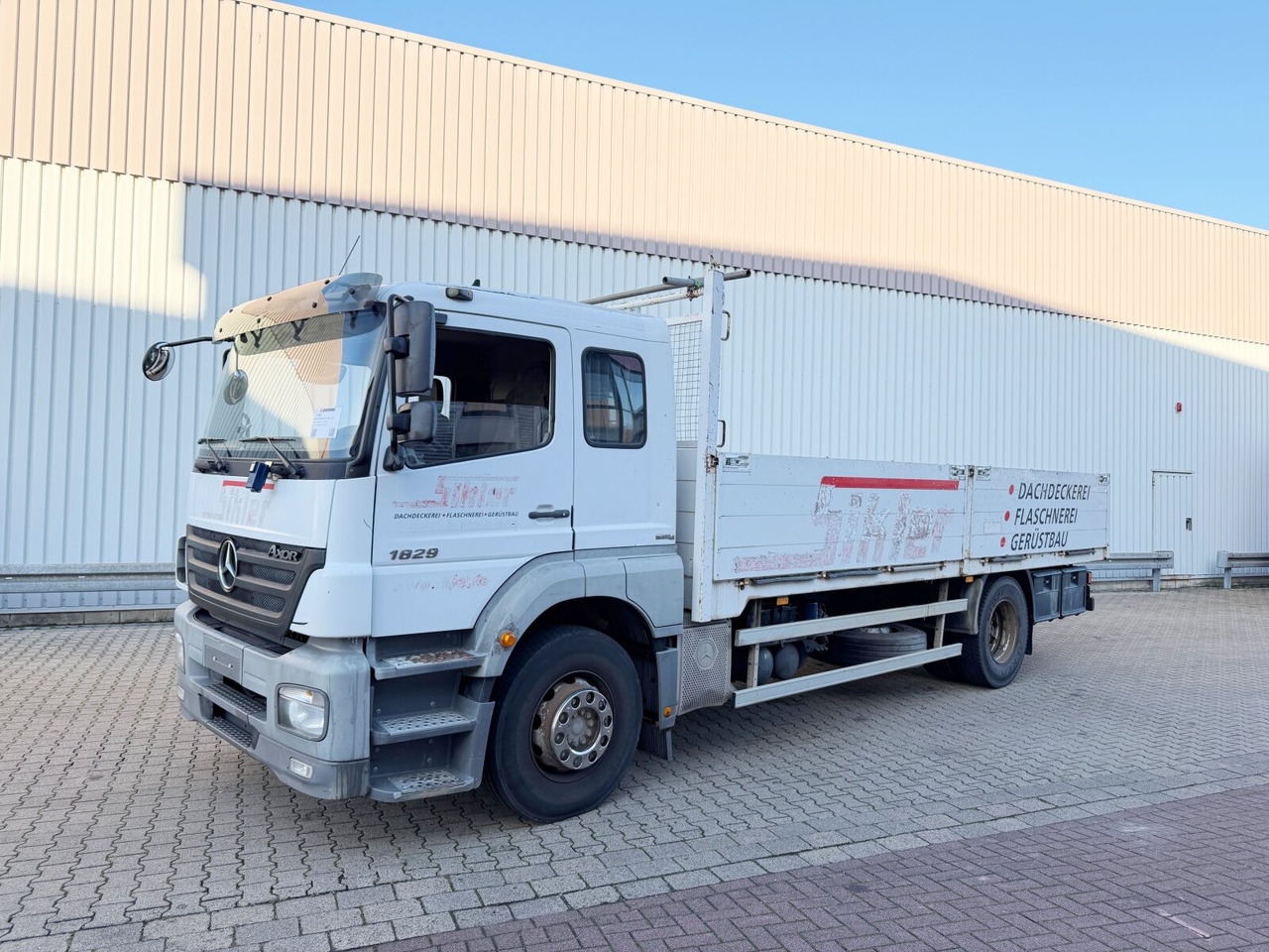 Mercedes-Benz Axor 1829 L 4x2 Axor 1829 L 4x2, 6-Sitzer - Camion plateau: photos 1 Mercedes-Benz Axor 1829 L 4x2 Axor 1829 L 4x2, 6-Sitzer - Camion plateau: photos 1