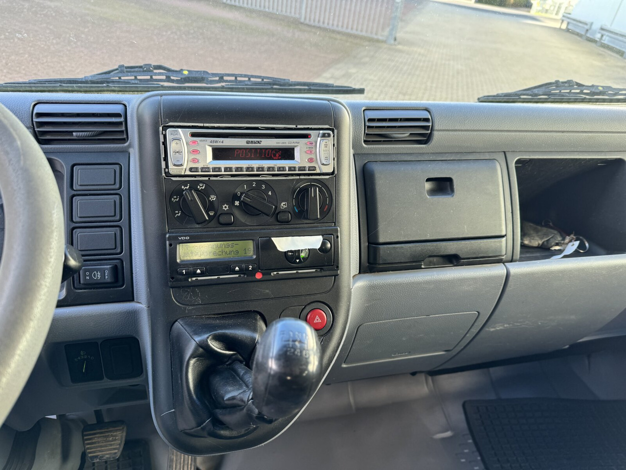 Mitsubishi Canter Fuso 6C15D 4x2 Doka Canter Fuso 6C15D 4x2 Doka, City-Abroller - Camion ampliroll: photos 3 Mitsubishi Canter Fuso 6C15D 4x2 Doka Canter Fuso 6C15D 4x2 Doka, City-Abroller - Camion ampliroll: photos 3