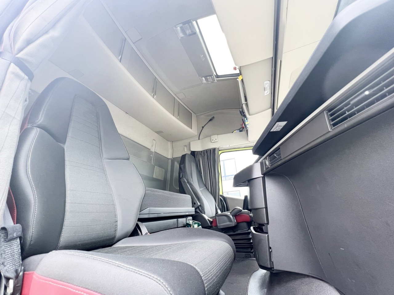 FH 460 4x2 FH 460 4x2, Retarder, Low-Liner, Voll-Luft gefedert - Tracteur routier: photos 3 FH 460 4x2 FH 460 4x2, Retarder, Low-Liner, Voll-Luft gefedert - Tracteur routier: photos 3