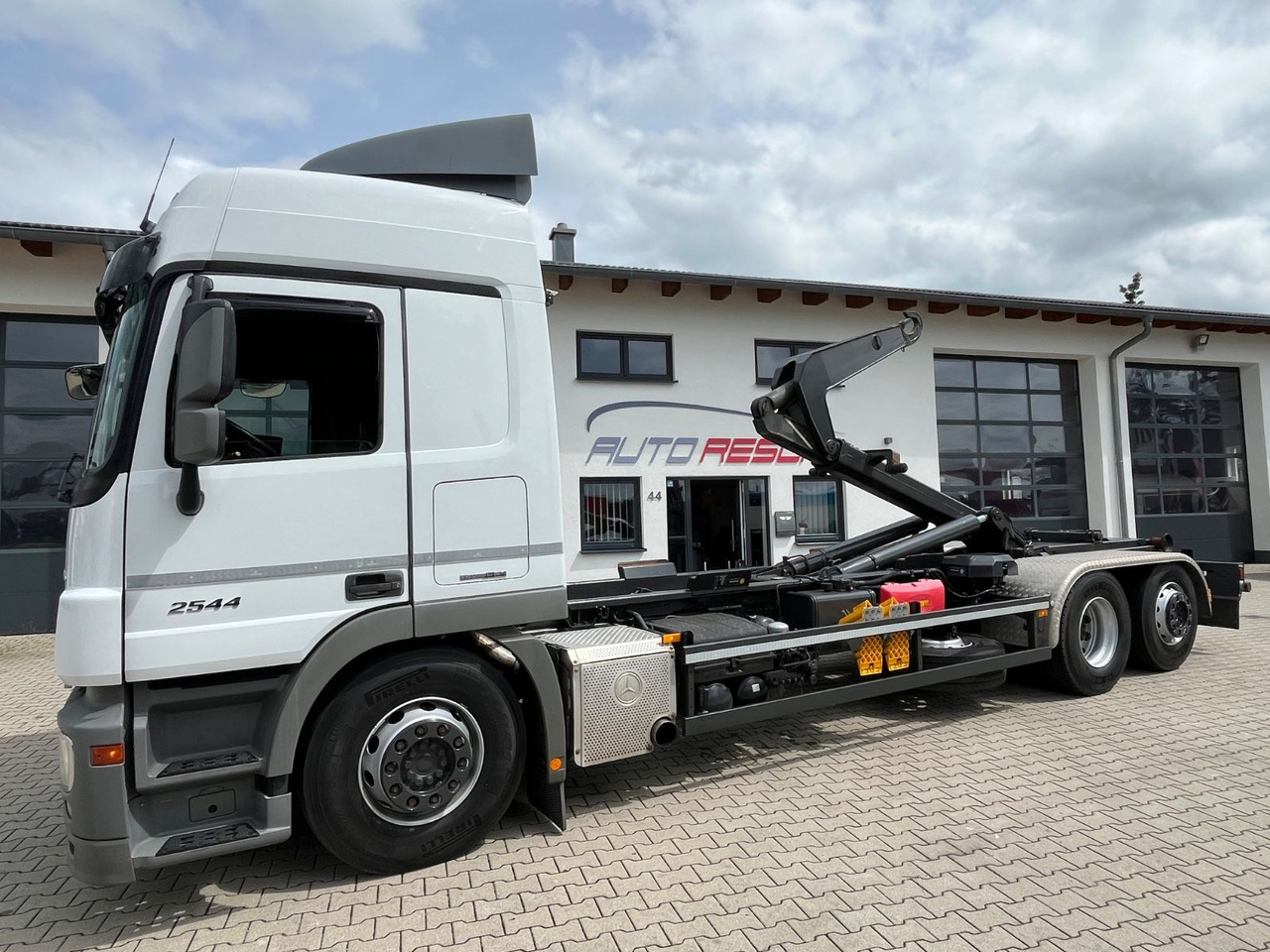 Mercedes-Benz Actros 2544 MP3 Abrollkipper original 84.000KM - Camion ampliroll: photos 1 Mercedes-Benz Actros 2544 MP3 Abrollkipper original 84.000KM - Camion ampliroll: photos 1