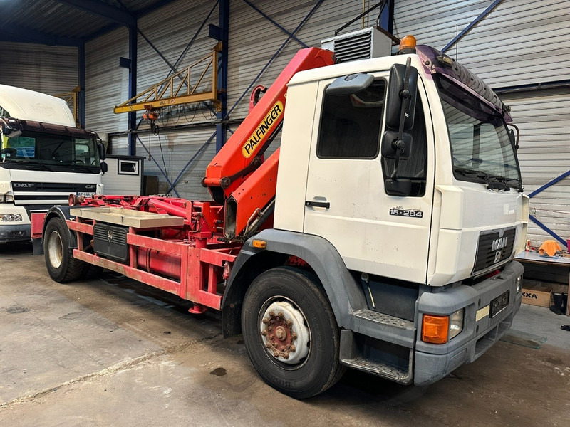 MAN 18.284 HOOKLIFT + CRANE PALFINGER PK 11001 A - STEEL SPRING / BLATT / LAMES - BE TRUCK - Camion ampliroll, Camion grue: photos 1 MAN 18.284 HOOKLIFT + CRANE PALFINGER PK 11001 A - STEEL SPRING / BLATT / LAMES - BE TRUCK - Camion ampliroll, Camion grue: photos 1